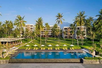 Hotel Dialoog Banyuwangi merupakan tempat menginap dengan View Pantai terletak di ujung timur pesisir Banyuwangi. Susana tenang dengan pemandangan pantai yang menghadap langsung ke Pulau Bali menjadi tujuan menginap saat liburan